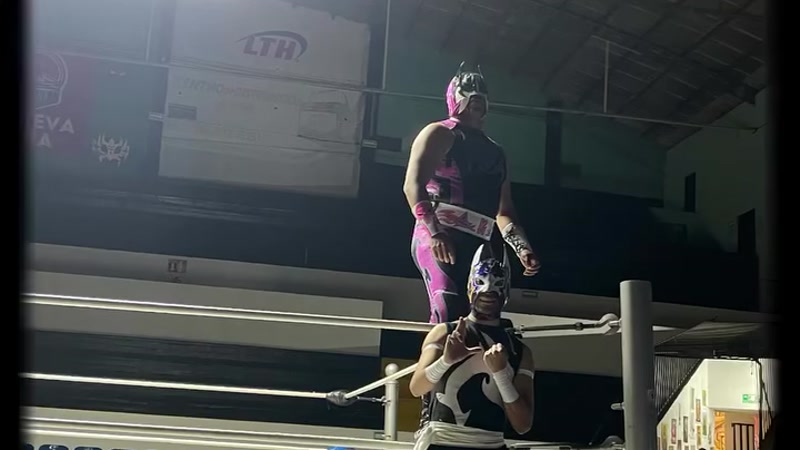 Luchador ejecutando movimiento aéreo desde las cuerdas del ring en función privada Drink & Lucha en Arena Qro