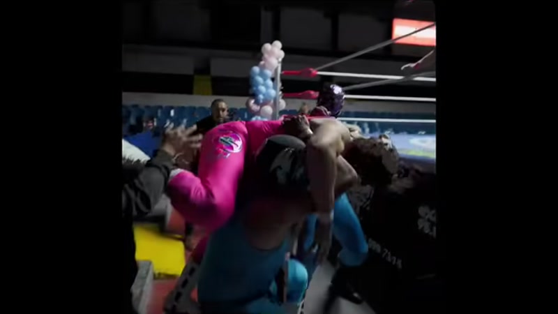 Gender reveal con luchadores en el ring de Arena Qro Querétaro — evento privado temático con globos y pirotecnia