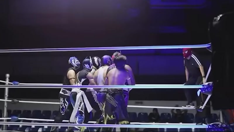Luchadores enmascarados en esquina del ring durante evento privado de karaoke en Arena Qro Querétaro